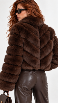 Veste courte femme en fausse fourrure Héritage Velours – détail matière – Gilles de Beaumont