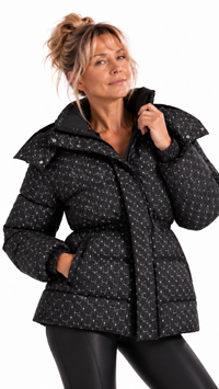 Veste femme à carreaux et capuche noire – silhouette entière – Gilles de Beaumont