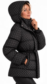 Veste femme à carreaux et capuche noire – détail de profil – Gilles de Beaumont