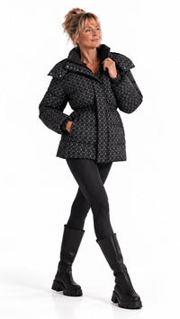 Veste femme à carreaux et capuche noire – pose de profil – Gilles de Beaumont