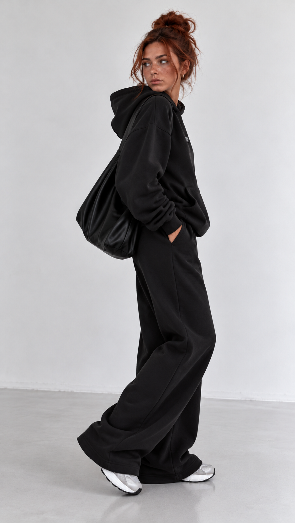 Ensemble femme noir oversize, vue de profil – Nuage Urbain