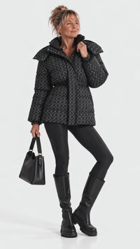 veste-femme-carreaux-capuche-elegance-heritage-gilles-de-beaumont.mp4
