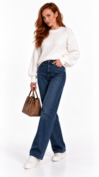 Pull femme blanc en maille à col rond – vue portée – Gilles de Beaumont