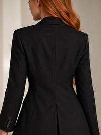 Vista trasera de la chaqueta de mujer en microfibra con corte regular y estructurado